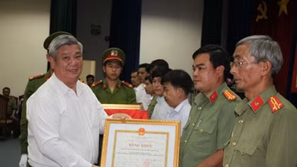 Khen thưởng 20 tập thể, cá nhân xuất sắc đảm bảo an ninh viễn thông
