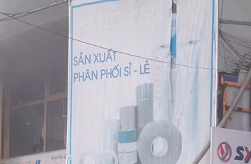 Cháy lớn tại cửa hàng gia công may mặc ngày khai trương