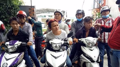Bị truy đuổi, nhóm cướp giật dùng súng điện điên cuồng chống trả