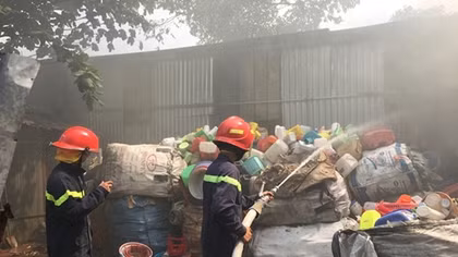 Kịp thời dập tắt đám cháy xưởng điện lạnh trong khu dân cư