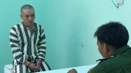 Vợ chồng hờ dùng bình xịt hơi cay bán ma túy đá