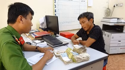 Đến khám bệnh rồi trộm luôn thùng tiền từ thiện