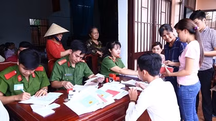 Công an TP Thủ Dầu Một xuống địa bàn làm CMND cho người dân