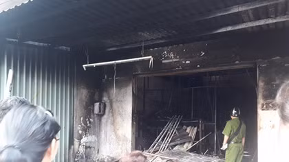 Cháy lớn tiệm sửa xe, các nhân viên may mắn thoát chết