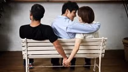 Nghi ngờ ngoại tình, yêu cầu “tình địch” bồi thường 200 triệu đồng