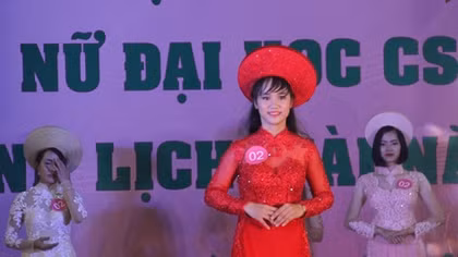 Ngỡ ngàng ngắm "bóng hồng" Cảnh sát trong tà áo dài dân tộc