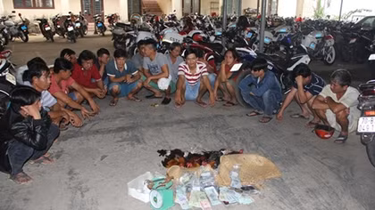 Hơn 20 người ăn thua trăm triệu trong trường gà ngày đầu năm