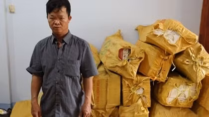 Dùng ghe máy vận chuyển gần 12.000 gói thuốc lá lậu