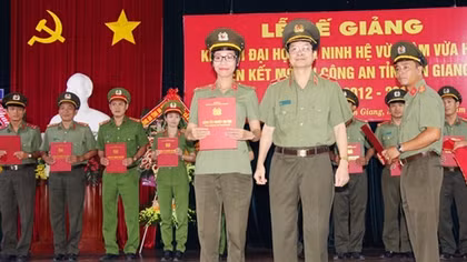 Bế giảng khóa II Đại học An ninh hệ vừa làm vừa học tại An Giang
