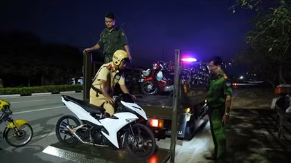 Truy bắt “quái xế”, hai chiến sỹ Công an bị thương
