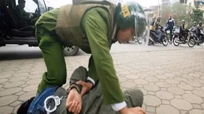 Bắt kẻ nghi “ngáo đá”, gây thương tích cho cán bộ Công an