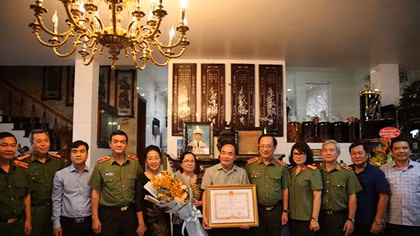 Trao Huân chương Quân công hạng Nhất tặng Thượng tướng Bùi Quang Bền