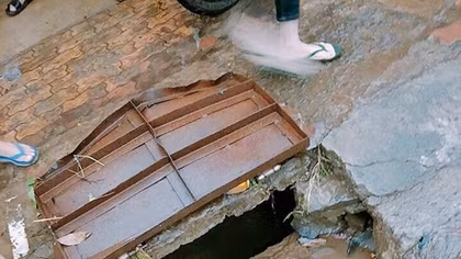Đi học về, hai nữ sinh lớp 11 bị nước cuốn trôi xuống miệng cống