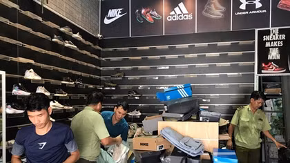 Đột kích cửa hàng nghi bán giày giả thương hiệu nổi tiếng