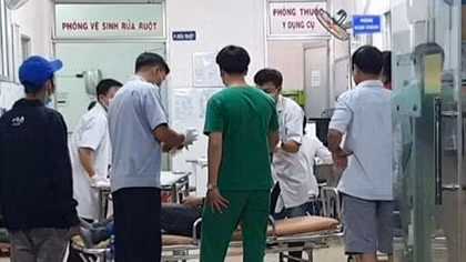 Ngồi ăn cơm, chủ nhà bị chém gần lìa tay