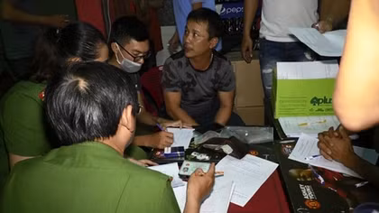 Sòng bạc “núp bóng” quán cà phê