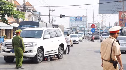 Ôtô “húc” xe máy, hai phụ nữ nguy kịch