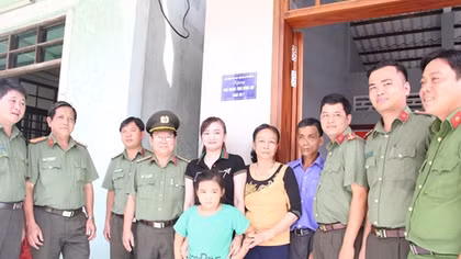 Trao nhà đồng đội cho gia đình cán bộ Công an đã từ trần