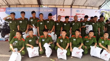 Sôi nổi Ngày hội an toàn giao thông Cao đẳng CSND II