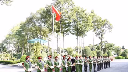 Khen thưởng 75 “bóng hồng” phòng ngừa, ngăn ngăn chặn hoạt động tụ tập, gây rối