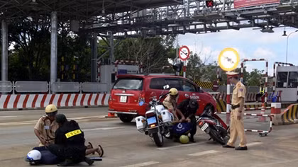 Cảnh sát giao thông dũng cảm bắt cướp