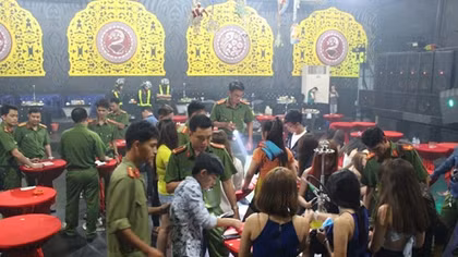 Hàng trăm dân chơi quay cuồng ở bar Diamond Luxury 2 