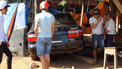 Xe biển xanh tông thẳng vào nhà dân, cụ ông 87 tuổi nguy kịch