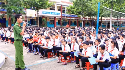 Trao học bổng, tuyên truyền pháp luật cho học sinh