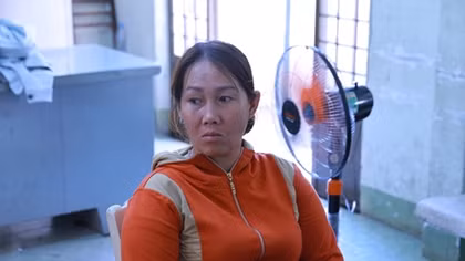 “Kiều nữ” trộm vàng bị học sinh phát nước miễn phí tại chùa Bà bắt giữ