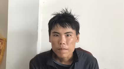 Cầm điện thoại khi điều khiển xe máy bị giật ngã trọng thương