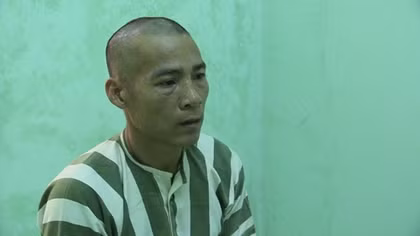 Dùng kéo đâm cổ bạn để cướp xe