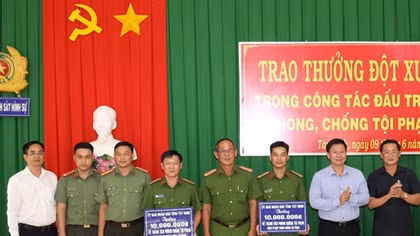 Khen thưởng đột xuất 2 tập thể xuất sắc phá nhiều chuyên án