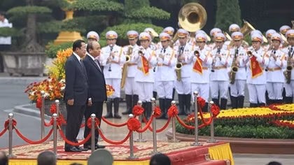 Thủ tướng Nguyễn Xuân Phúc chủ trì lễ đón Thủ tướng Campuchia Hun Sen