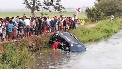 Ô tô lao đầu xuống kênh, 13 người thiệt mạng 