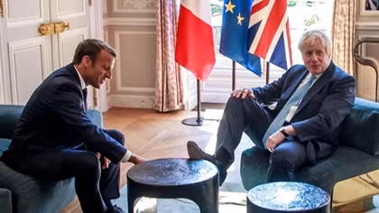Hành động gây tranh cãi của Thủ tướng Anh trong cuộc gặp với ông Macron