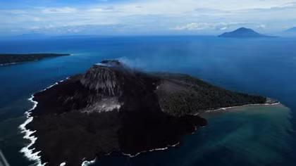 Sóng thần đột ngột xuất hiện ở Indonesia, ít nhất 20 người thiệt mạng