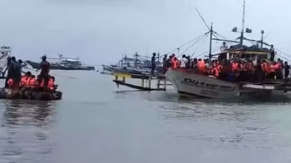 Philippines cứu sống người kỷ lục trong vụ lật tàu chở hơn 250 hành khách