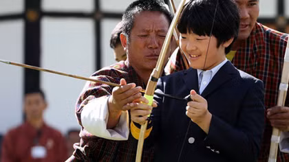Khí chất ngút ngàn của "tiểu hoàng tử" Nhật Bản trong chuyến đi đến Bhutan