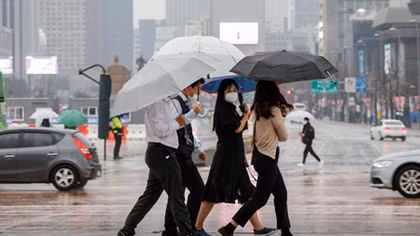 Làn sóng COVID-19 lần ba "gõ cửa'' Hàn Quốc