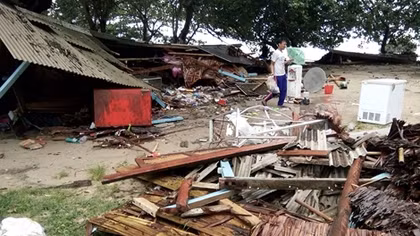Kinh hoàng sóng thần càn quét bãi biển Indonesia