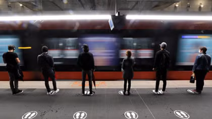 Ngày đầu tuần khác lạ của hàng triệu người dân Pháp