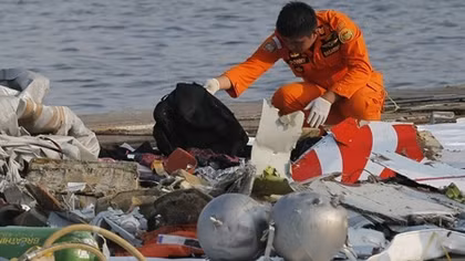 Tìm thấy hộp đen chiếc máy bay rơi xuống biển Indonesia