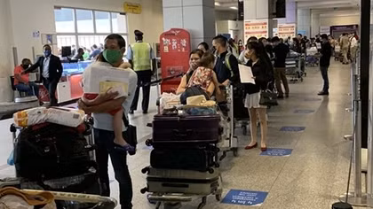 Đưa hơn 340 công dân Việt Nam từ Angola về nước an toàn