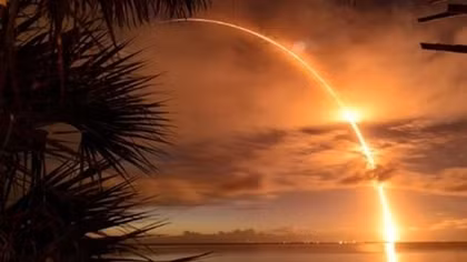Trầm trồ với loạt hình ảnh tuyệt đẹp về vụ phóng vệ tinh của SpaceX