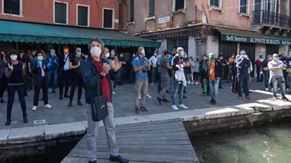 Italia nới lỏng phong tỏa, người dân hò reo vui mừng