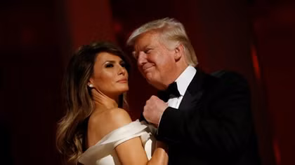 Tân Tổng thống Donald Trump tình tứ bên vợ trong tiệc chúc mừng