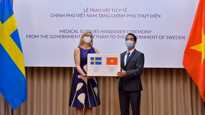 Việt Nam trao vật tư y tế phòng, chống COVID-19 tặng Thụy Điển