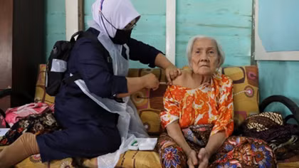 Người dân Indonesia đổ xô đi mua "thần dược" chữa COVID-19