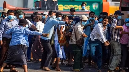 Đụng độ xảy ra giữa những người biểu tình trên đường phố Myanmar 
