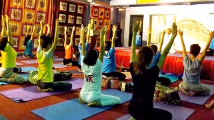 Người dân thủ đô thích thú trải nghiệm Yoga Sống khỏe